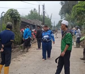 Sterilisasi Saluran Air dan Sampah Dilakukan di Jalan Kedusunan Cihurang Kemang Sindangjaya