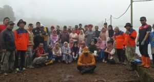 Desa Padaluyu Kecamatan Cugenang Adakan Kegiatan Gotong Royong Membersihkan Jalan