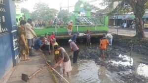Antusias masyarakat ikut turun membantu