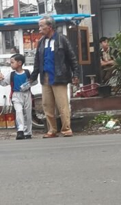 Wujud Kepedulian Warga Bantu Anak-Anak Sekolah Menyebrangi Jalan Sukanegara