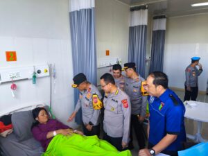 Kapolda Jabar Jenguk Onyas Herti Korban Insiden Pesta Rakyat Garut, Dengarkan Langsung Kronologi Dari Pasien