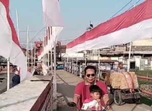 Sepanjang 680 Meter Bendera Merah Putih Mulai di Kibarkan di Sepanjang Jalan Kampung Dermaga hingga Kampung Benong