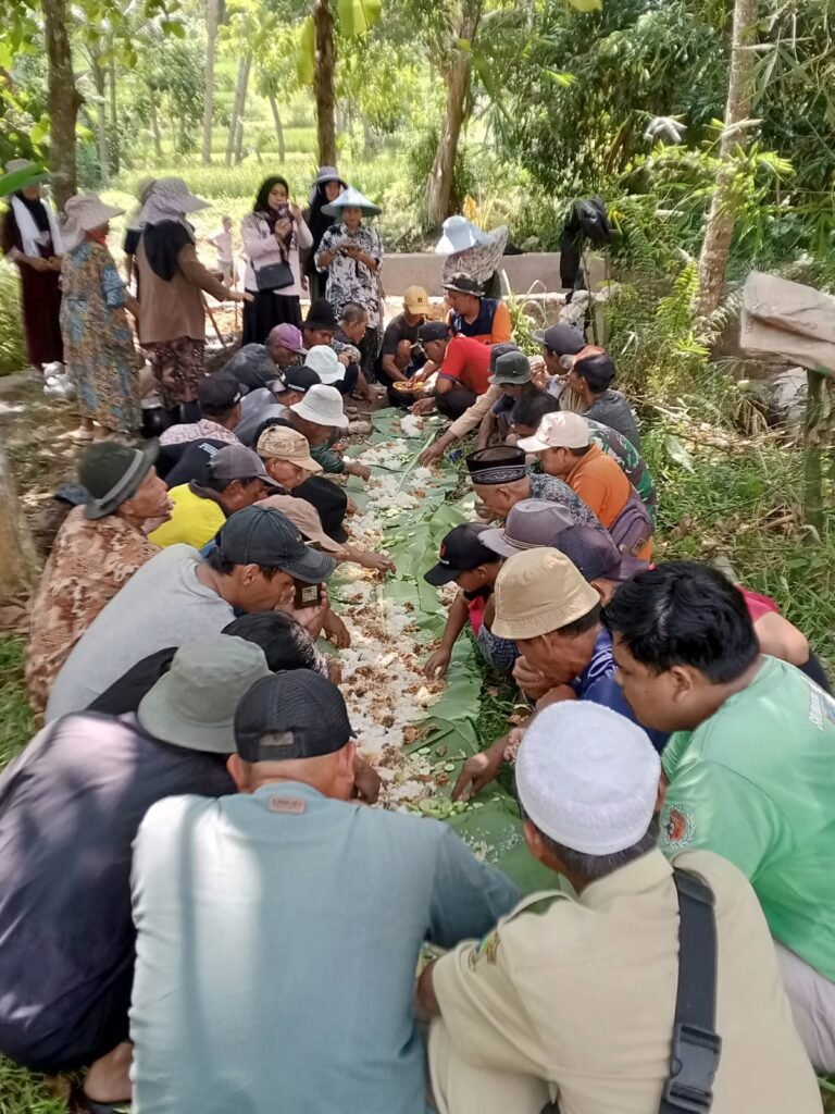 foto makan nasi liwet bersama