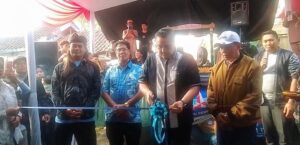 Wakil Ketua Komisi DPR RI dari Partai Demokrat Dede Yusuf Macan Effendi di Dampingi Ketua Komisi III Bidang Infrastruktur DPRD KBB Pither Tjuandis, Resmikan Pembangunan Jalan di Desa Cikole Kabupaten Bandung Barat