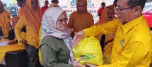 Dalam Rangk Hari Ulang Tahun (HUT) Partai Golkar ke-61, Dewan Pimpinan Daerah (DPD) Partai Golkar Menggelar Bakti sosial