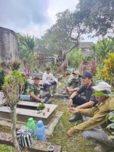 Kerja Bakti di Pemakaman RW 05 Desa Cipendawa,Warga Pacet Tunjukan Kekompakan