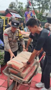 Polisi Berikan Bantuan Sosial Semen Untuk Pembangunan Masjid As Shahabah