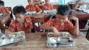 Siswa Siswi SD Negri Sinarsari Sumringah Saat Menerima Program Makan Bergzi Geratis (MBG)