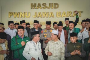 KAPOLDA JABAR LEPAS ROMBONGAN ZIARAH MUASSIS NU DALAM RANGKAIAN HARI SANTRI NASIONAL 2025
