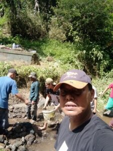 Ketua RT 01 RW 15 Kampung Ciguntur Pimpin Gotong Royong Bersihkan Sarana Bak Air Bersih