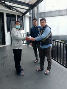 Pemerintah Desa Cipendawa Salurkan Dana” Poe Ibu”Bagi warga yang Tidak Memiliki BPJS