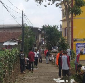 Warga Kampung Pacet RW 8 Gelar Kerja Bakti di Jalan Vancaniti