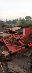 Hujan Es Disertai Angin Kencang Terjang Desa Babakancaringin, Cianjur: Puluhan Rumah Rusak dan Pohon Tumbang