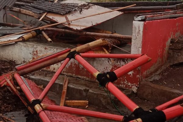 Hujan Es Disertai Angin Kencang Terjang Desa Babakancaringin, Cianjur: Puluhan Rumah Rusak dan Pohon Tumbang
