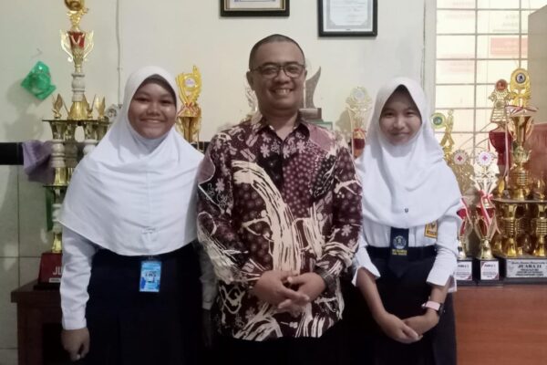 Dua Siswi SMPN 1 Cikalongkulon Harumkan Nama Sekolah, Raih Juara 1 di Ajang Kabupaten Cianjur