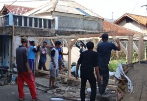 Warga Kampung Pasir Cina RT 3 RW 3 Gotong Royong Renovasi Pos Ronda