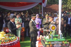 Sinergitas TNI-Polri, Kapolda Jabar Beri Kue Ulang Tahun di HUT Ke-80 TNI