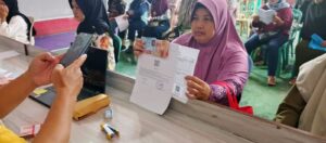 Pemerintahan Desa Sukasari Kecamatan Cilaku Kabupaten Cianjur Menyalurkan Dana Bantuan Langsung Tunai (BLT).